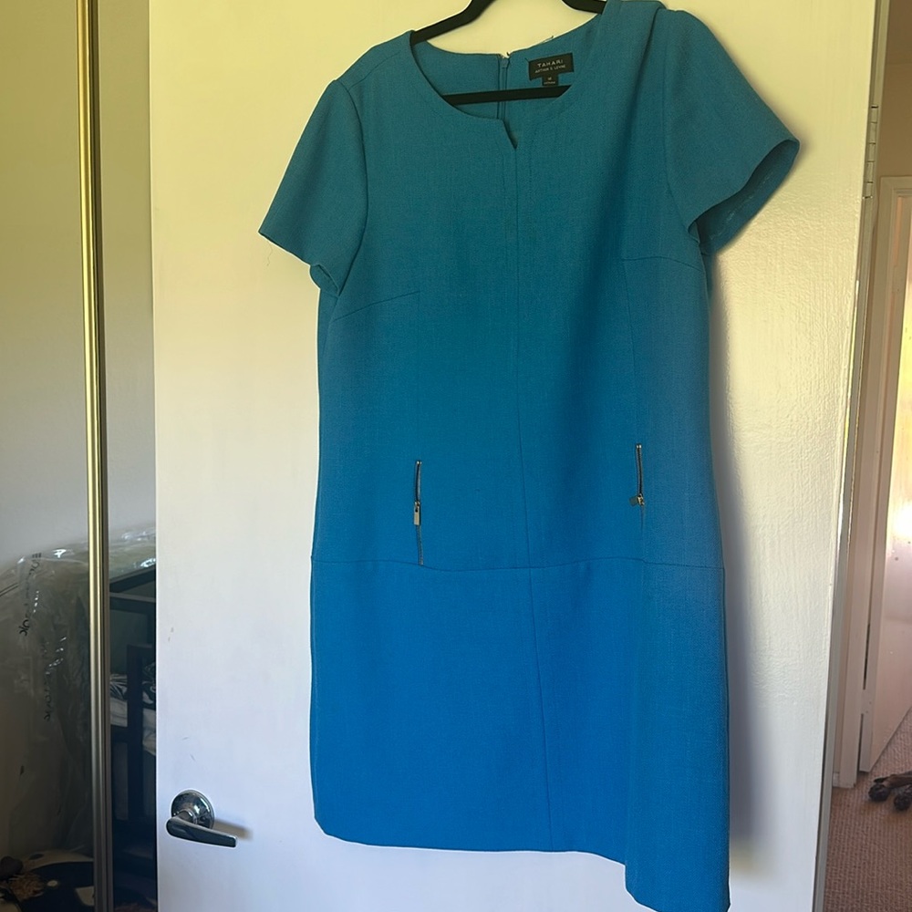 Tahari short sleeve blue dress. Two front zipper pockets. Back zipper.